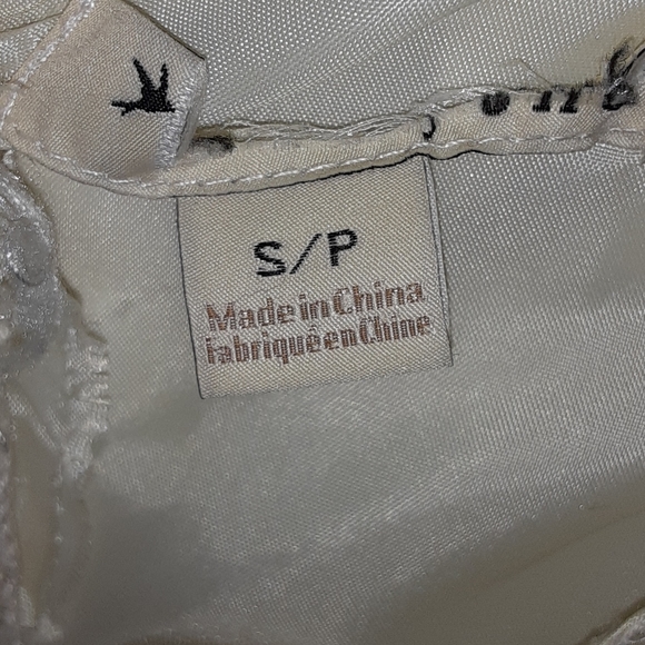 White dress with a black bow - Picture 3 of 3